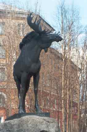 Скульптура "Лось" расположена на площади "Пяти углов" и была создана в 1957 году.